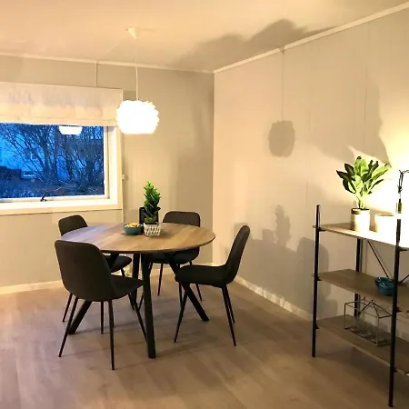 Central Holiday With 4 Bedrooms * Leknes